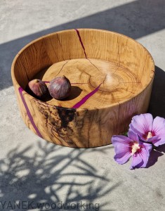 ręcznie toczona dębowa misa z neonową żywicą.jpg