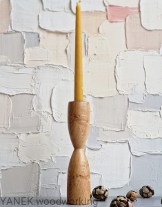 ręcznie toczony świecznik z drewna dębowego